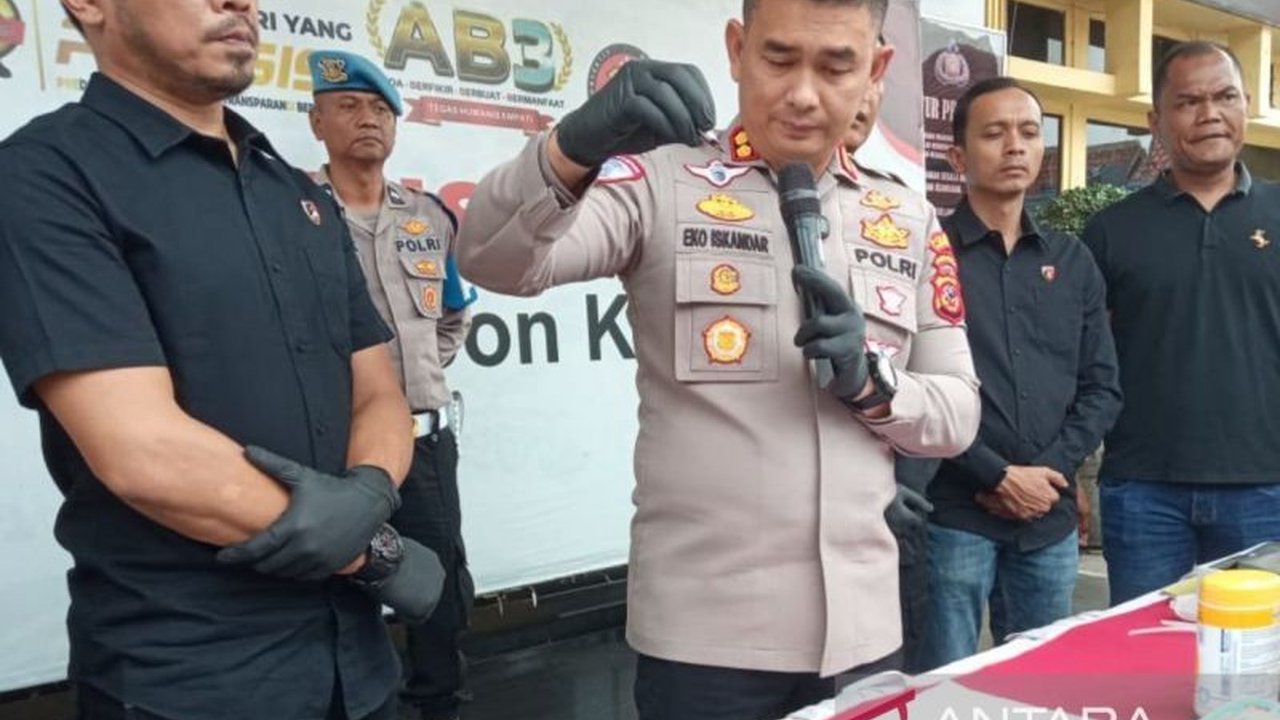 Polres Cirebon Kota berhasil membongkar praktik produksi tembakau sintetis yang beroperasi di sebuah rumah kos. Tersangka AF (29), seorang residivis narkotika, telah menjalankan bisnis haram ini selama enam bulan.