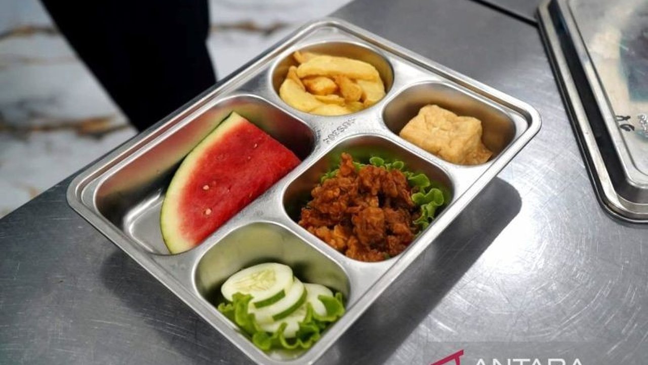 Program Makan Bergizi Gratis (MBG) Indonesia terbukti secara signifikan meningkatkan kesehatan anak dan partisipasi sekolah. Namun, dukungan gizi berkelanjutan dari keluarga sangat penting untuk kesuksesan jangka panjang program ini.