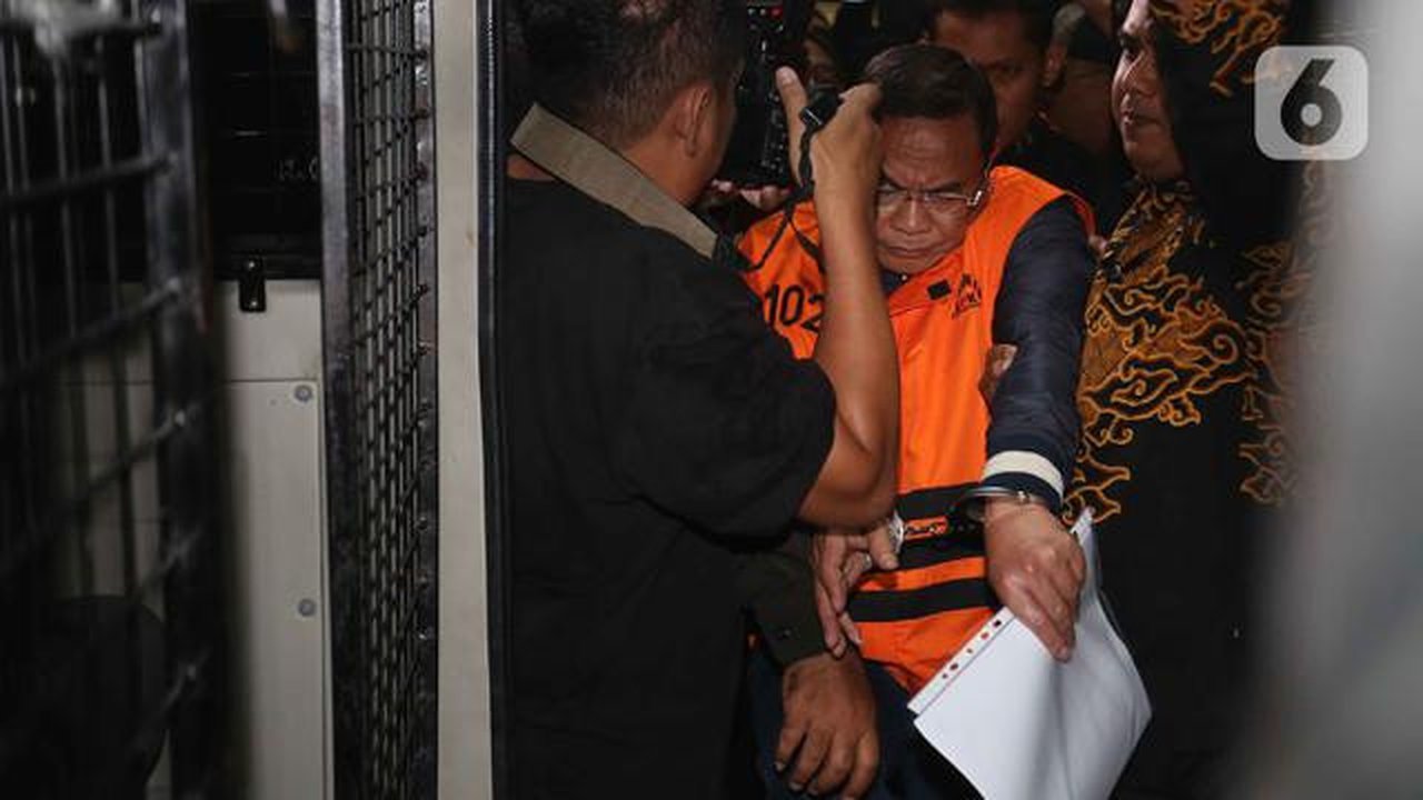 Bupati Pati, Sudewo dikawal petugas sesaat memasuki ke dalam mobil tahanan usai menjalani pemeriksaan intensif di Gedung Merah Putih Komisi Pemberantasan Korupsi (KPK), Jakarta, Selasa (20/1/