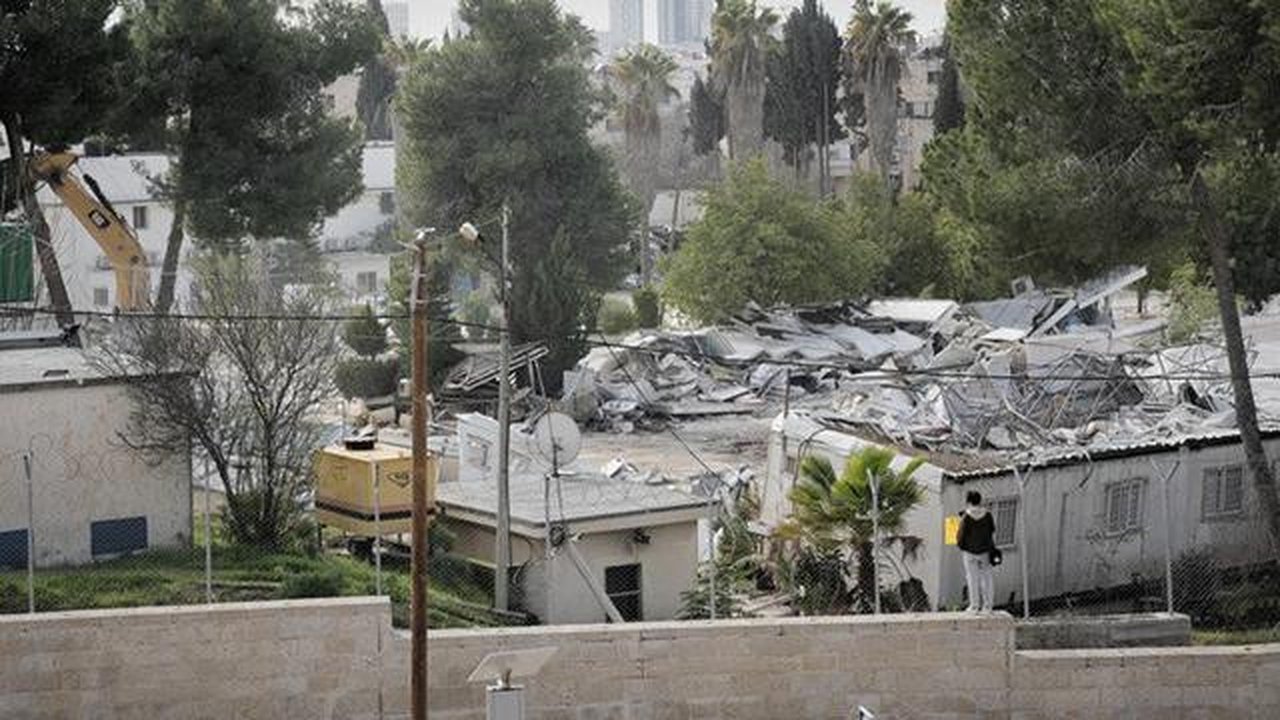 Buldoser Israel menghancurkan kompleks UNRWA, badan PBB yang membantu pengungsi Palestina, di Yerusalem Timur, Selasa (20/1/2026). (Dok. AP/Mahmoud Illean)