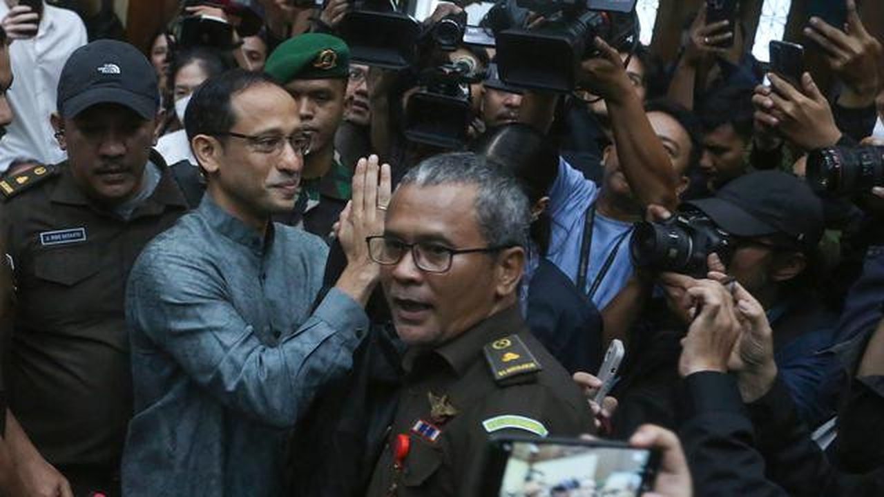 Pengadaan ini juga disebut-sebut memperkaya sejumlah pihak termasuk di antaranya Nadiem Anwar Makarim sejumlah Rp809 miliar. Tampak dalam foto, mantan Menteri Pendidikan, Kebudayaan, Riset, d