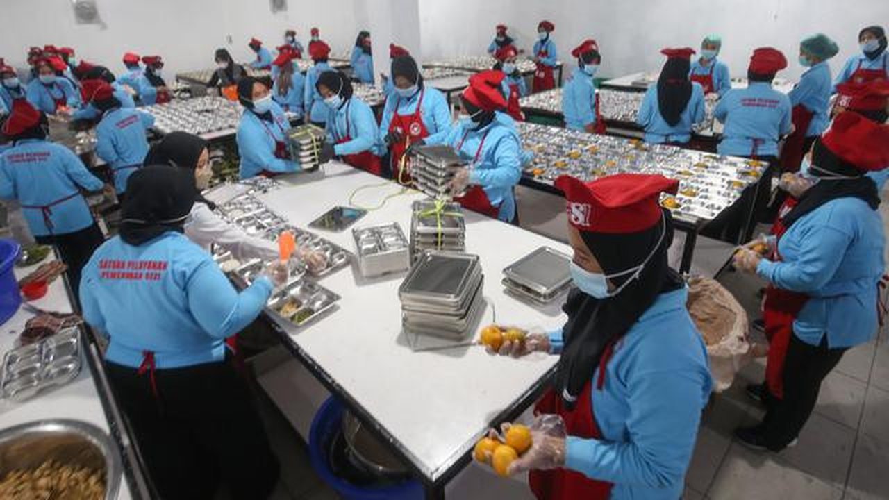 Dapur Kebayunan mitra mandiri Badan Gizi Nasional (BGN) mampu memproduksi 16.203 paket Makan Bergizi Gratis (MBG) setiap hari. (merdeka.com/Arie Basuki)