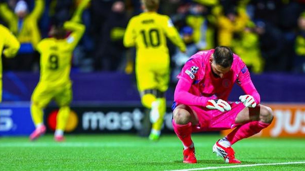 Kiper Manchester City, Gianluigi Donnarumma, tertunduk setelah gawangnya kebobolan tiga kali di markas Bodo/Glimt dalam laga matchday ketujuh Liga Champions 2025/2026 di Aspmyra Stadion, Bodo