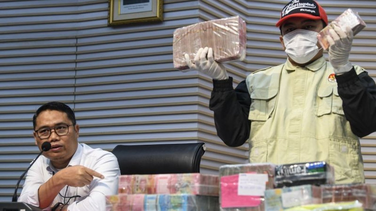 Komisi Pemberantasan Korupsi (KPK) menduga Wali Kota Madiun Maidi terlibat kasus korupsi, menikmati uang pemerasan dan gratifikasi senilai Rp2,25 miliar selama menjabat dua periode, dan telah menetapkan tiga tersangka dalam kasus ini.