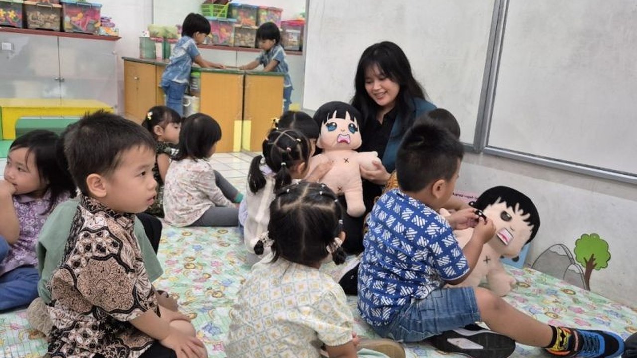 Mahasiswa Ubaya ciptakan Boneka Edukasi Seksual Anak Dini interaktif bernama Sentasi, solusi inovatif cegah kekerasan seksual pada buah hati sejak dini dan berikan pemahaman penting.