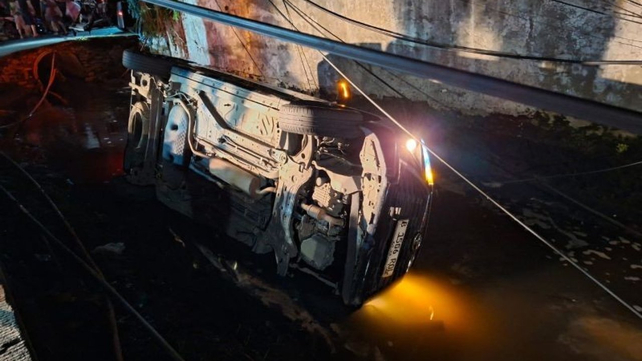 Sebuah minibus terperosok selokan di Jalan Peternakan Raya, Kapuk, Jakarta Barat, pada Rabu malam, diduga akibat sopir mengantuk dan tidak melihat parit di sisi jalan.