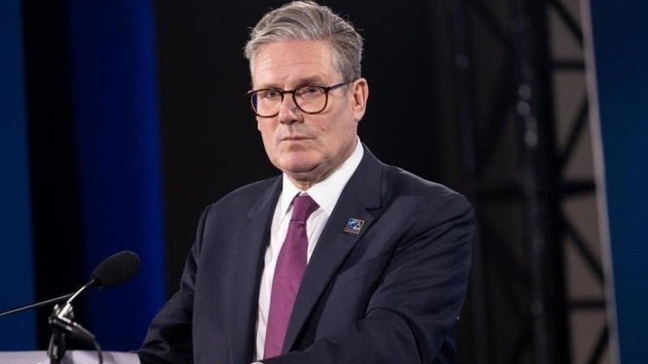 Perdana Menteri Inggris Keir Starmer menegaskan sikap Inggris tidak akan mengalah terkait masa depan Greenland, meskipun menghadapi ancaman tarif dari Amerika Serikat. Simak detail ketegangan diplomatik ini.