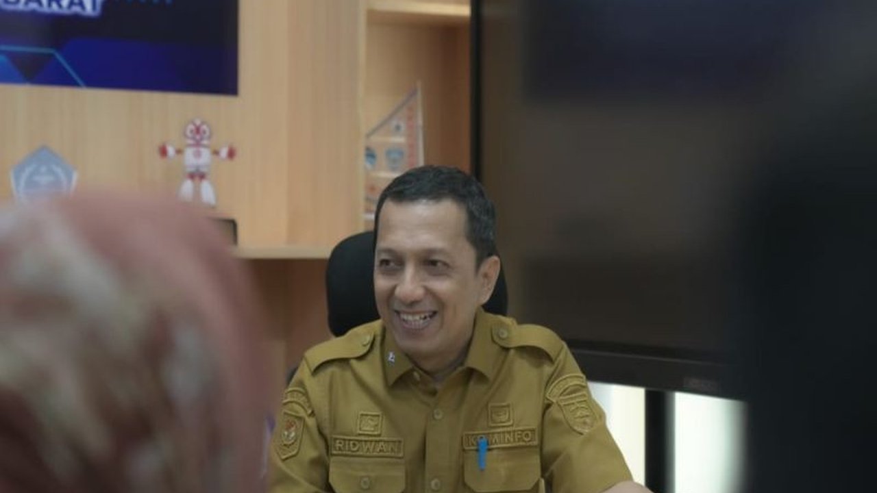 Diskominfo Sulawesi Barat gencar perkuat literasi digital masyarakat. Langkah ini krusial membentengi warga dari hoaks, penipuan, hingga kejahatan siber yang masif di ruang digital.