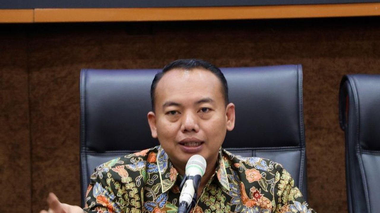 Komisi I DPRD Jawa Barat mengevaluasi kebijakan moratorium izin pembangunan perumahan baru, mencari titik temu antara keberlanjutan sektor properti dan upaya mitigasi bencana di wilayah Jabar.