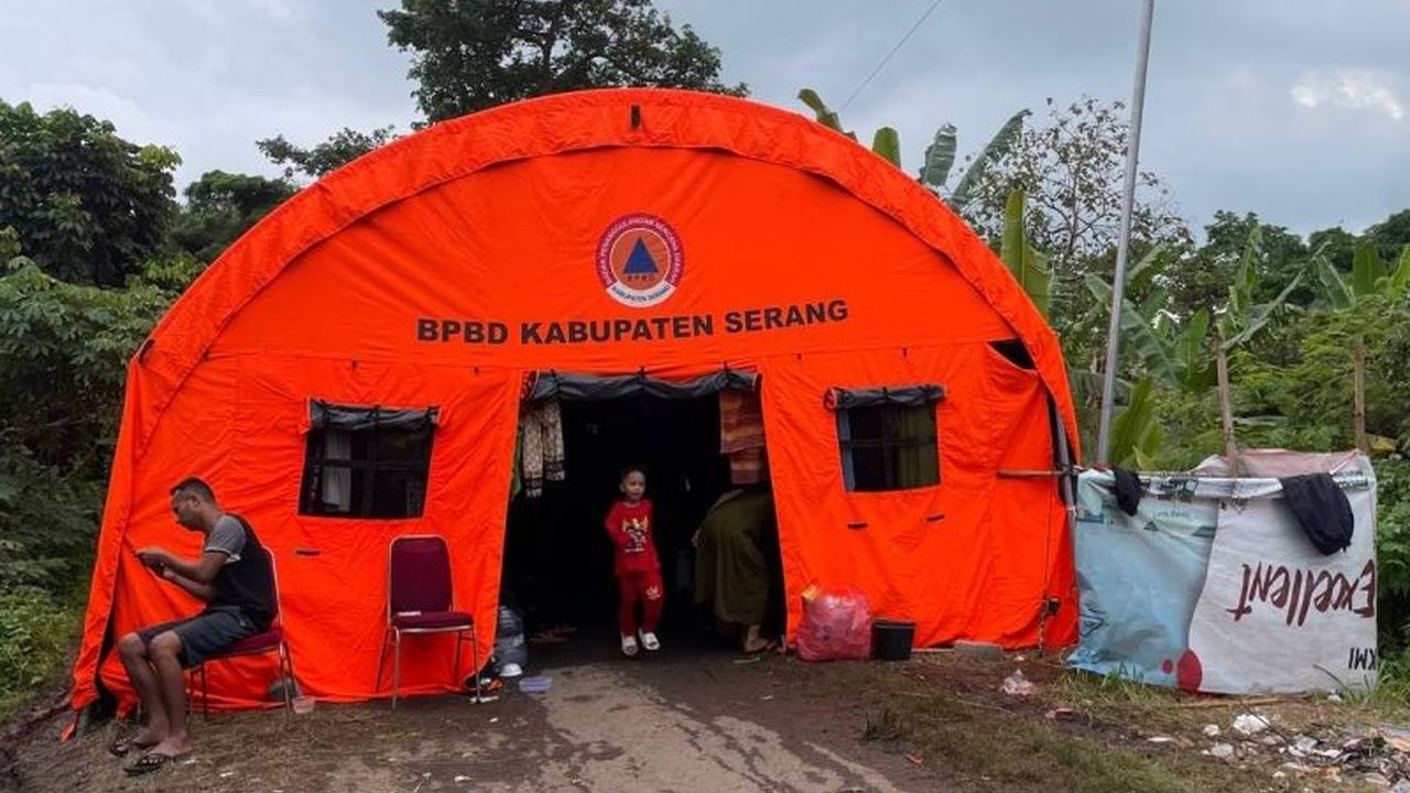Bencana hidrometeorologi Serang masih menyisakan duka. Ratusan warga di Kabupaten Serang, Banten, hingga kini masih harus bertahan di pengungsian akibat dampak banjir, tanah longsor, dan angin kencang.