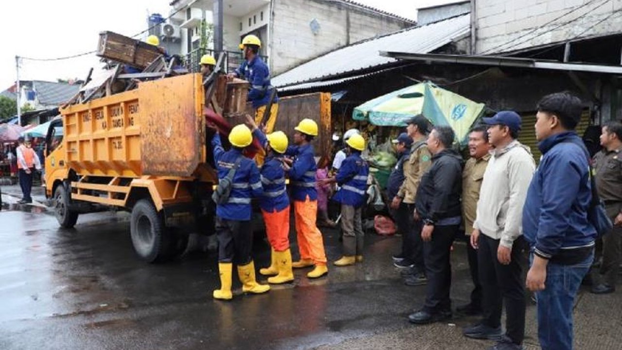 Pemerintah Kota Tangerang memulai penertiban PKL di kawasan Pasar Sipon selama 10 hari ke depan, menargetkan sterilisasi bahu jalan dari pedagang liar penyebab kemacetan dan ketidaknyamanan.
