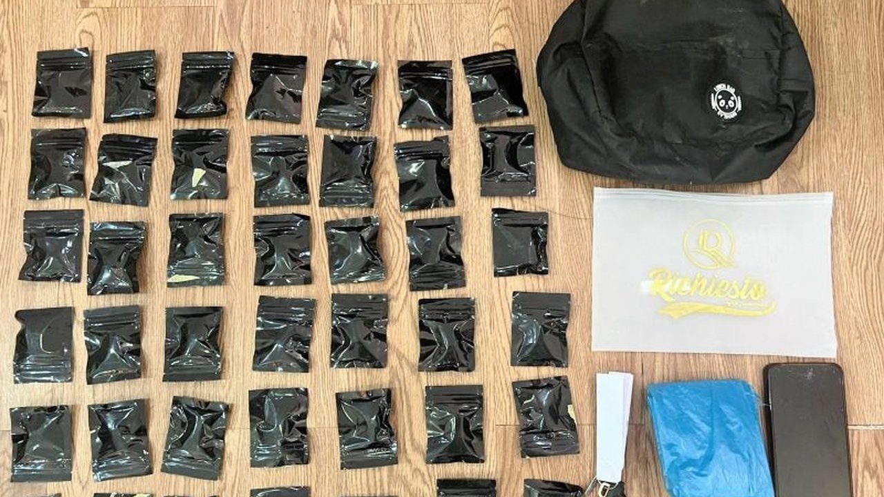 Polda Kepri berhasil menangkap seorang pengedar vape narkoba jenis Etomidate di Batam, mengamankan puluhan cartridge berisi cairan terlarang yang meresahkan masyarakat dan menjadi prioritas penegakan hukum.