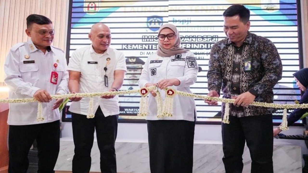Pemerintah Kota Banjarbaru mencatat realisasi Investasi Banjarbaru sepanjang 2025 menembus Rp1,029 triliun, melampaui target dan menjadi rekor tertinggi. Simak strategi Pemkot menarik investor lebih luas.