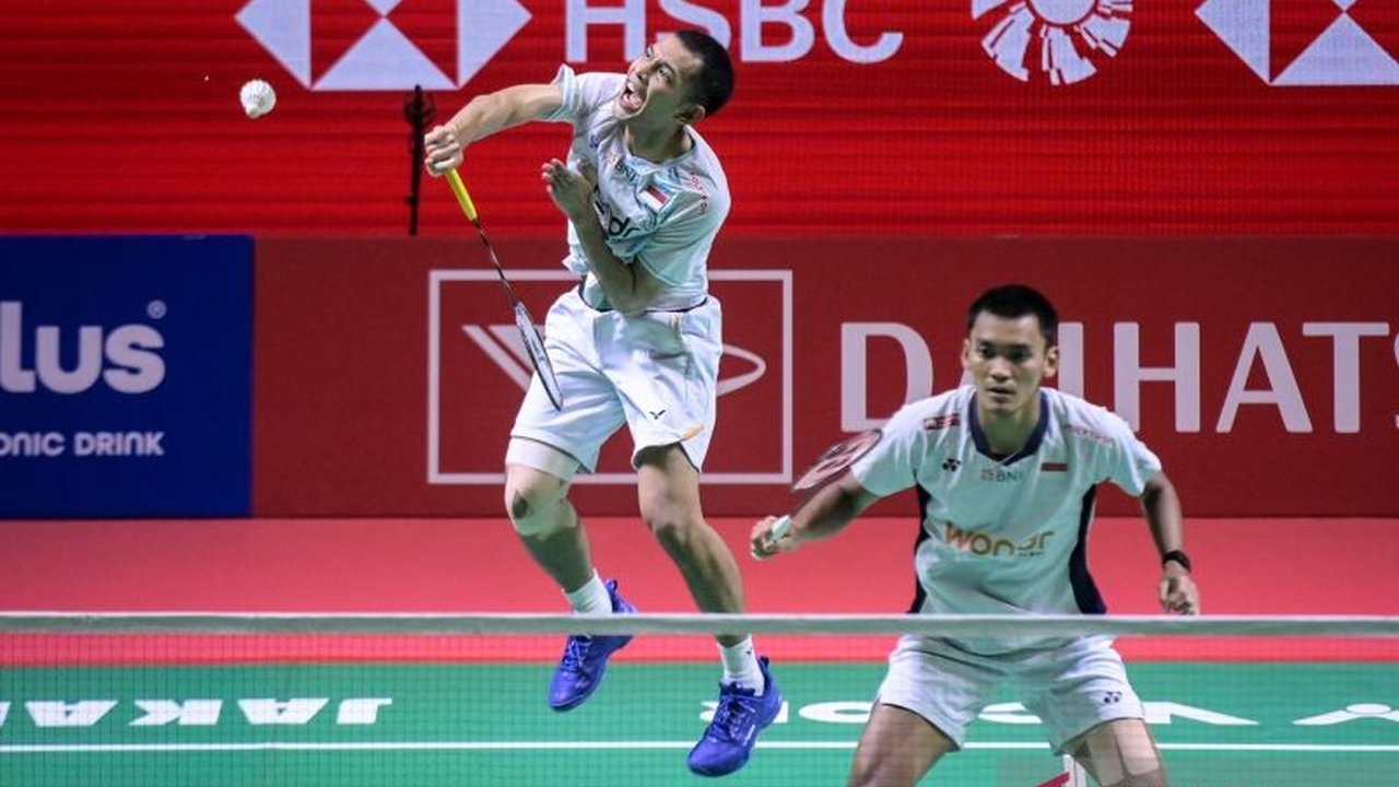 Tim bulu tangkis Merah Putih tampil perkasa di kandang sendiri. Sebanyak 16 wakil Indonesia berhasil melaju ke babak kedua Indonesia Masters 2026, mengamankan setidaknya tiga tiket perempat final dan membuat pembaca penasaran akan dominasi tuan rumah.