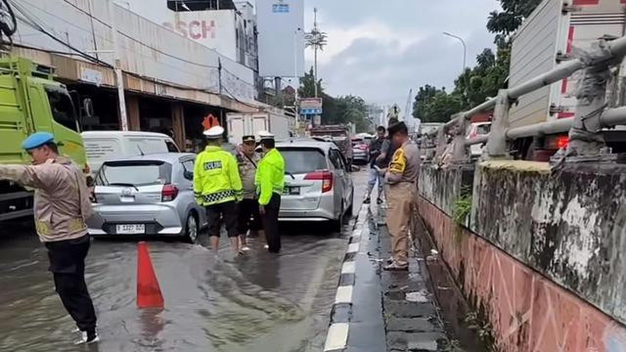 Seorang pengendara mobil berinisial AR (51) ditemukan meninggal dunia di Jalan Prof. Dr. Latumeten, Jelambar, Jakarta Barat, Kamis (22/1/2025). Sempat ramai di sosial media, pengendara itu di