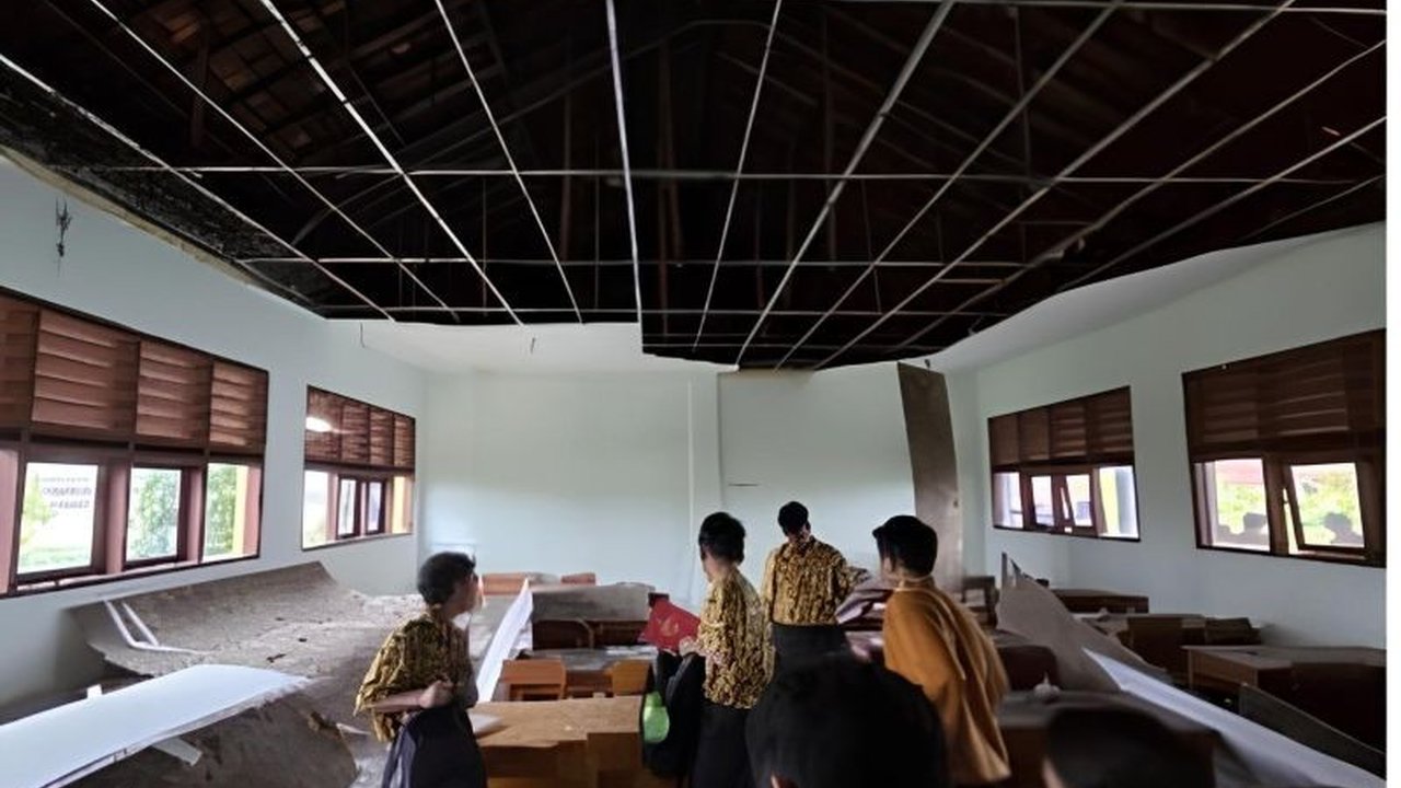 Plafon Roboh SMAN 5 Tangerang menimpa 12 pelajar, menyebabkan luka ringan. Insiden ini terjadi akibat cuaca ekstrem, memaksa KBM beralih ke daring.