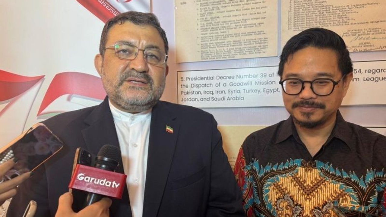 Pemerintah Iran melalui Duta Besarnya di Jakarta menegaskan komitmen untuk menjamin keselamatan dan perlindungan WNI di Iran selama unjuk rasa besar, memastikan koordinasi erat dengan KBRI Teheran. Pembaca diajak memahami upaya diplomatik dan situasi terk