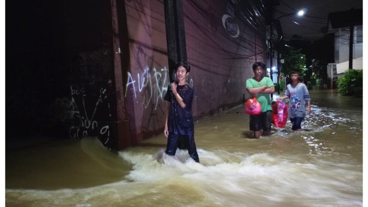 Permukiman warga di RW 04, Kelurahan Cipinang Melayu, Makasar, Jakarta Timur, kembali terendam banjir Cipinang Melayu hingga ketinggian 120 sentimeter akibat luapan Kali Sunter pada Kamis malam, 22 Januari 2026. Simak detail kronologi dan dampaknya di sin