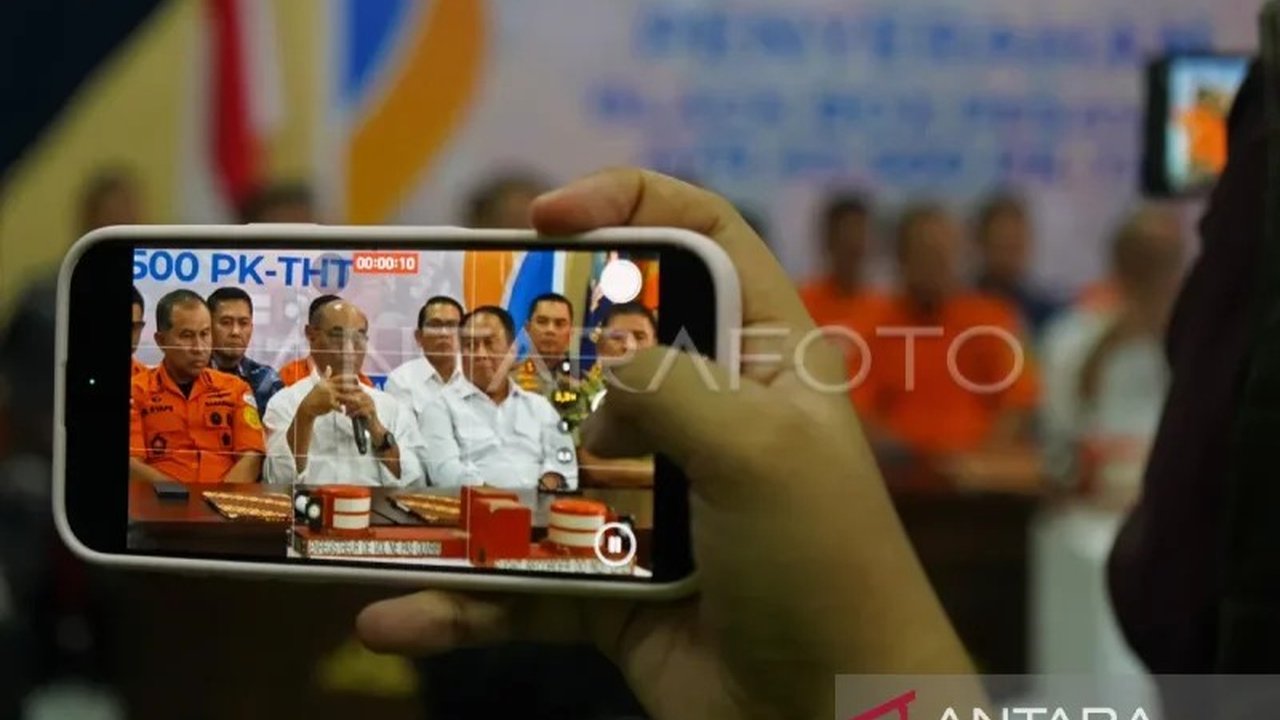 Operasi Modifikasi Cuaca Basarnas terbukti efektif membantu tim SAR gabungan dalam pencarian korban pesawat ATR 42-500 yang jatuh di pegunungan Bulusaraung, Pangkep, Sulawesi Selatan, mempercepat evakuasi.