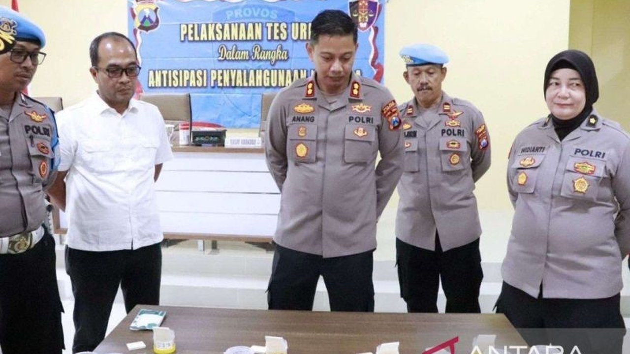 Polres Sumenep intensifkan pencegahan narkoba di kalangan personelnya melalui tes urine dadakan, menegaskan komitmen institusi untuk bersih dari obat terlarang.