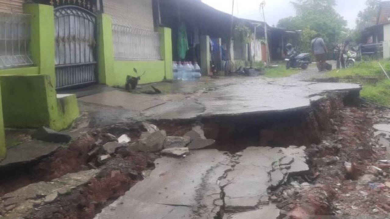 Hujan deras berhari-hari memicu tanah longsor di kompleks Kodam Bekasi, merusak empat rumah warga dan memutus akses jalan. Warga khawatir akan longsor susulan jika tidak segera ditangani.