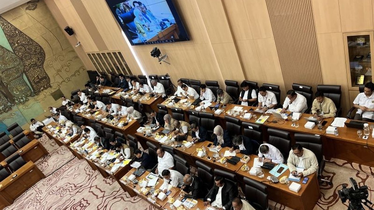 Menteri ESDM Bahlil Lahadalia mengumumkan peningkatan target program Bantuan Pasang Baru Listrik (BPBL) menjadi 500 ribu rumah tangga di 2026, demi pemerataan akses listrik di wilayah pedesaan dan 3T.
