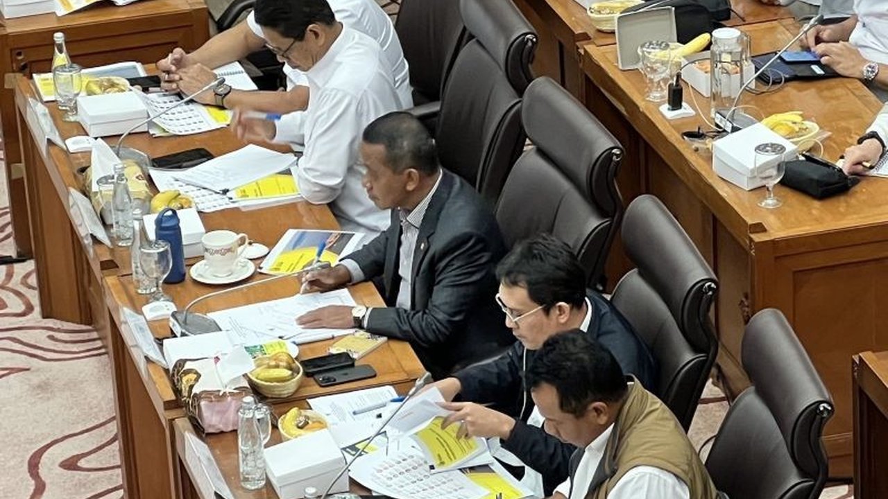 Menteri ESDM Bahlil Lahadalia menginstruksikan BPH Migas menambah kuota BBM subsidi di Papua secara permanen, menyusul keluhan antrean panjang di Manokwari.