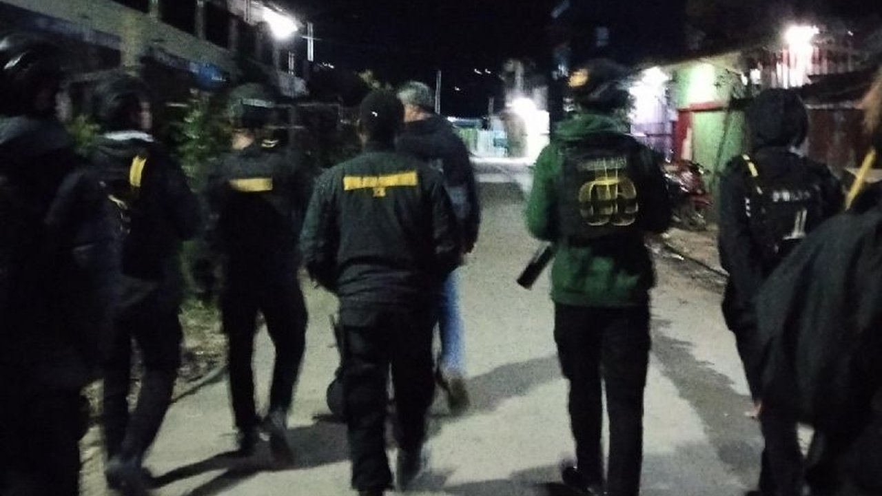 Kapolres Tolikara Kompol Robert Hitipeuw mengerahkan personel untuk rutin melaksanakan Patroli Malam Polres Tolikara guna memberikan rasa aman dan menjaga kondusifitas wilayah.
