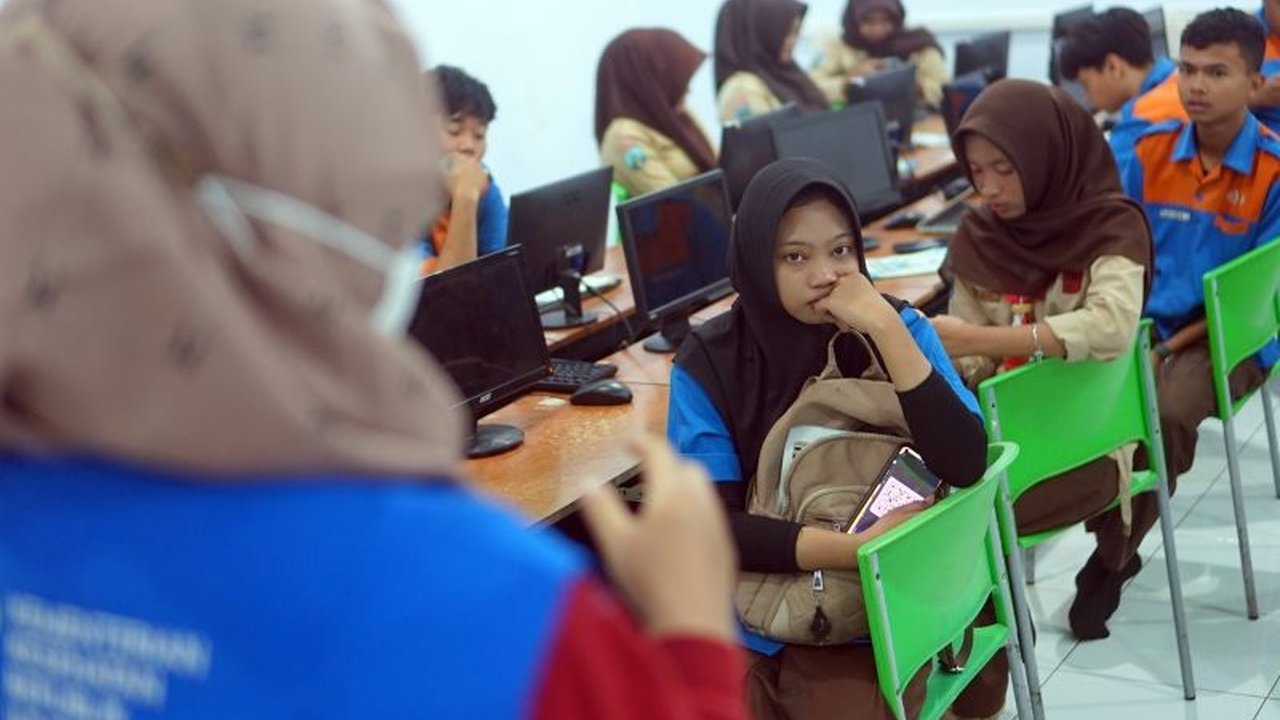 Kasus keracunan makanan siswa di SMK Sore Tulungagung terus meluas. Survei epidemiologi Dinas Kesehatan Tulungagung menemukan total 15 pelajar kini alami gangguan pencernaan usai konsumsi MBG.