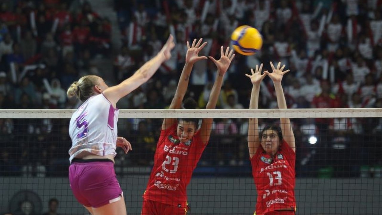 Tim voli putri Jakarta Pertamina Enduro berhasil menaklukkan Jakarta Popsivo Polwan dengan skor telak 3-0 dalam lanjutan Proliga 2026, menandai kebangkitan setelah sempat menelan kekalahan.