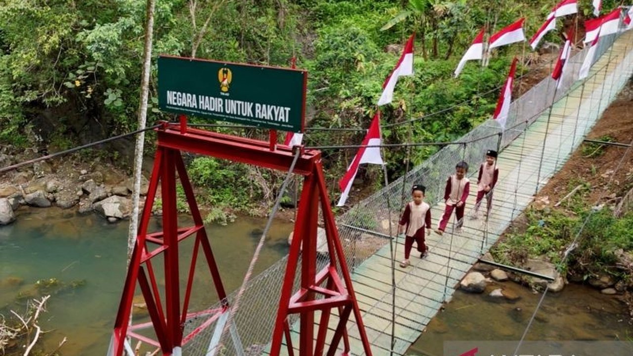 Warga Pangandaran dan Tasikmalaya kini bisa bernapas lega dengan beroperasinya Jembatan Gantung Harumandala, memangkas waktu tempuh serta membuka akses ekonomi dan pendidikan yang telah dinanti puluhan tahun.