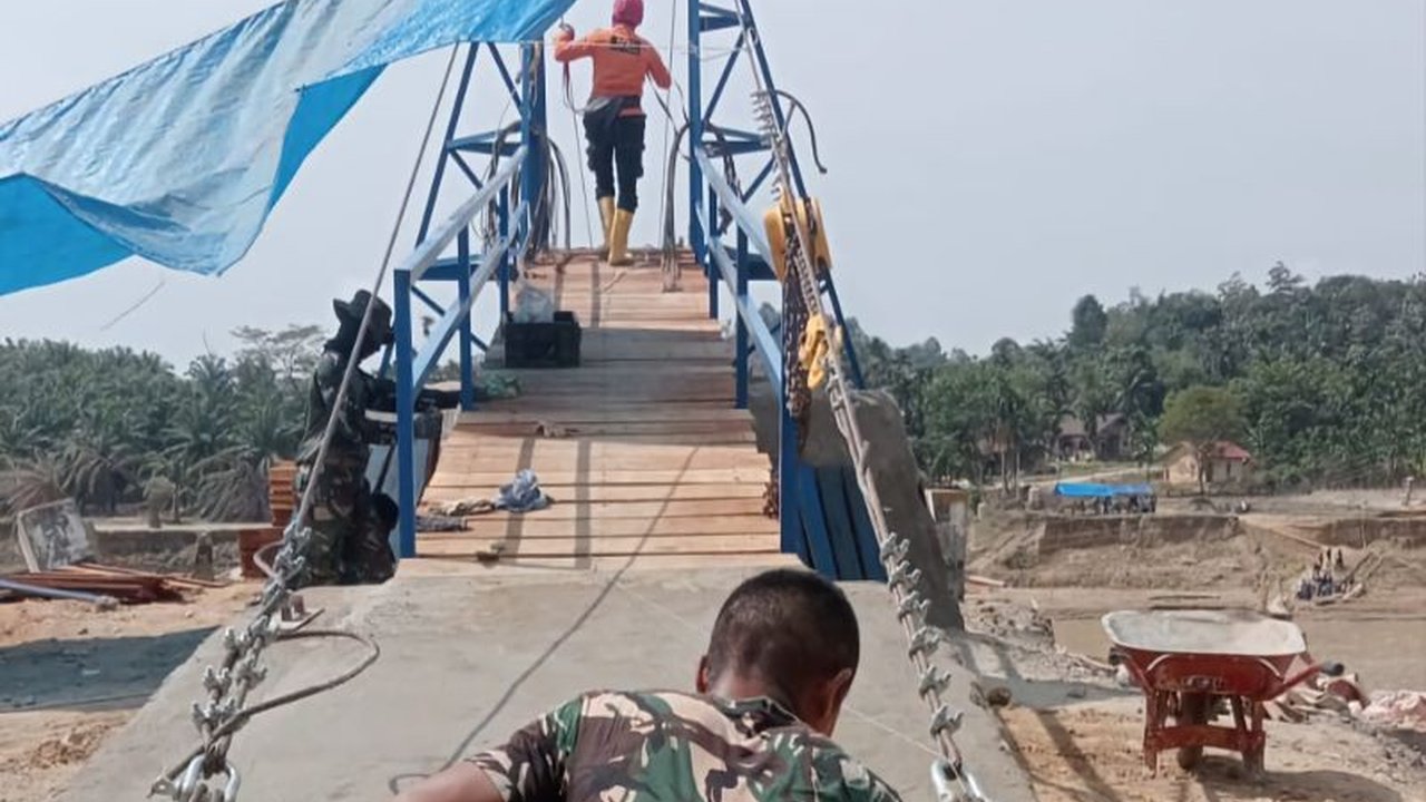 Pembangunan Jembatan Perintis Aceh Tamiang yang vital bagi warga Lubuk Sidup dan Aras Sembilan telah mencapai 49,55 persen. Simak dampaknya pada ekonomi, pendidikan, dan kesehatan masyarakat!