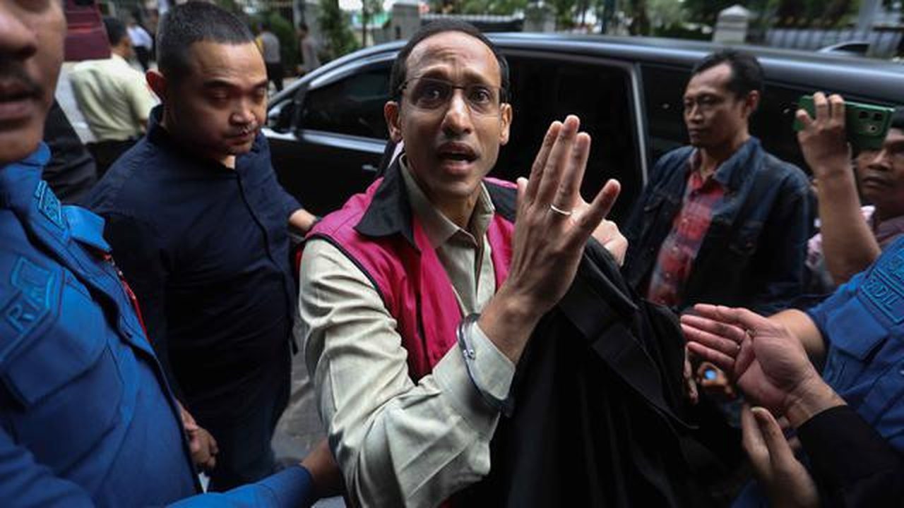 Mantan Menteri Pendidikan, Kebudayaan, Riset, dan Teknologi (Mendikbudristek), Nadiem Anwar Makarim saat meninggalkan gedung Pengadilan Tindak Pidana Korupsi (Tipikor) usai menghadiri sidang