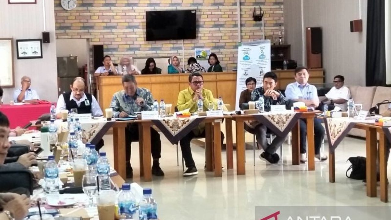 Komisi VII DPR RI mendesak perusahaan karet, termasuk di Sumatera Utara, untuk mengadopsi green industry guna mengurangi emisi karbon dan meningkatkan daya saing komoditas di pasar global.