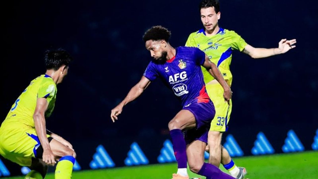 Manajemen Persik Kediri mengumumkan perpisahan dengan gelandang serang Williams Lugo di bursa transfer paruh musim, sekaligus meminjamkan Sylvain Atieda, dan kini fokus mencari penyerang asing baru untuk memperkuat skuad Macan Putih.