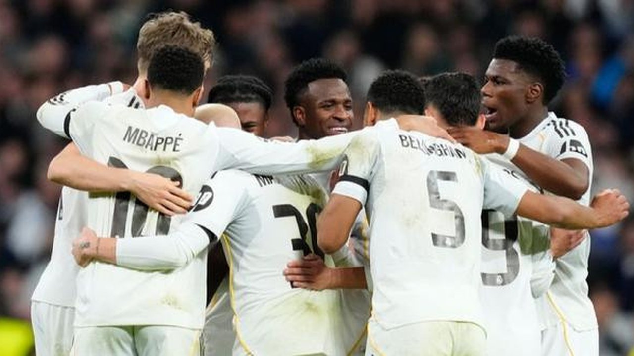 Pemain Real Madrid merayakan gol ke gawang AS Monaco kala kedua tim bertemu di matchday ketujuh Liga Champions 2025/2026 di Santiago Bernabeu, Rabu (21/1/2026) dini hari WIB. (AP Photo/Jose B