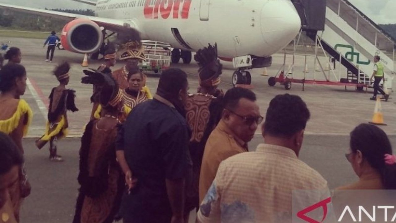 Sekjen PHRI Maulana Yusran mendesak agar opsi pencarian penerbangan transit tidak dihapus dari Online Travel Agent (OTA). Penghapusan ini dinilai merugikan konsumen dan tidak efektif atasi harga tiket pesawat.