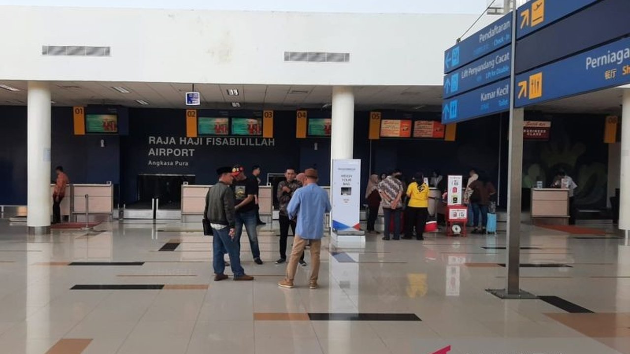 Garuda Indonesia dikabarkan berhenti operasi di Bandara RHF Tanjungpinang mulai Februari 2026. Keputusan ini memicu pertanyaan alasan, namun Citilink siap mengambil alih layanan penerbangan.
