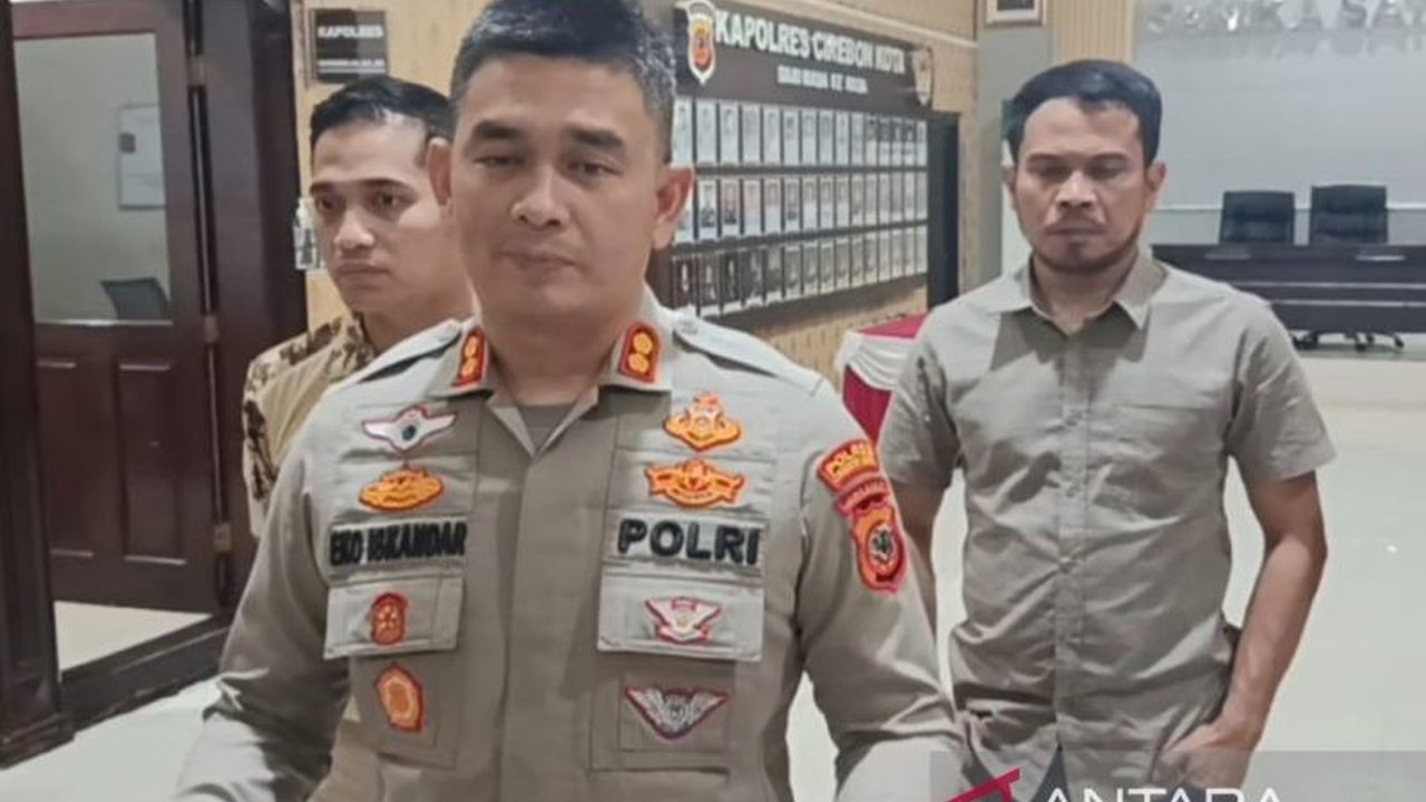 Video pesta sesama jenis yang diduga terjadi di Cirebon viral di media sosial. Polres Cirebon Kota bergerak cepat menyelidiki, mengamankan dua orang untuk dimintai keterangan.