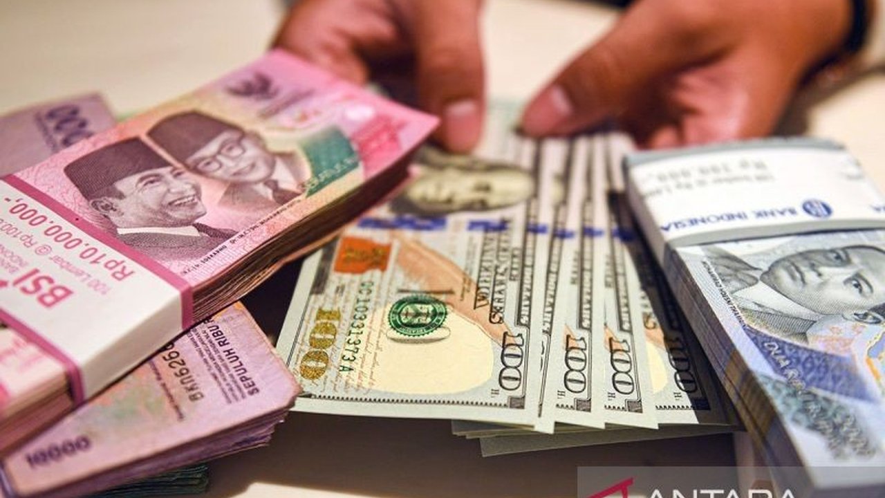 Kabar baik bagi ekonomi domestik! Nilai tukar Rupiah menguat signifikan, mencapai Rp16.261 per dolar AS pada pembukaan Kamis pagi. Apa penyebabnya?