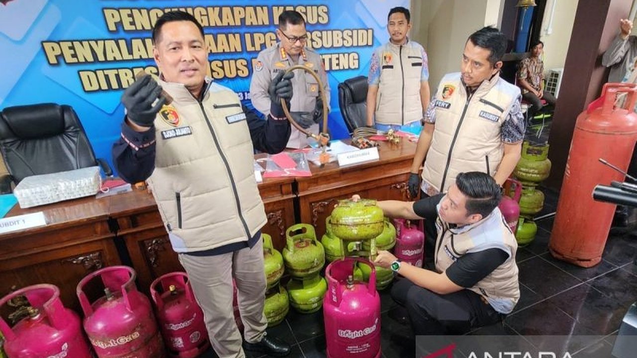 Polda Jateng berhasil mengungkap praktik ilegal pengoplosan elpiji bersubsidi di Semarang dengan omzet fantastis. Sindikat ini meraup miliaran rupiah, merugikan negara dan konsumen.