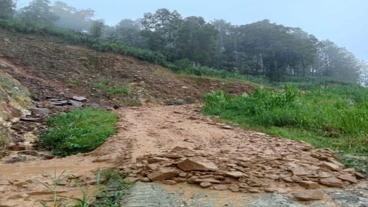 Intensitas curah hujan tinggi memicu 30 kali longsor susulan di Bukit Gunung Beser Pekalongan. Pemerintah setempat menutup akses jalan demi keselamatan warga dan mengimbau kewaspadaan.