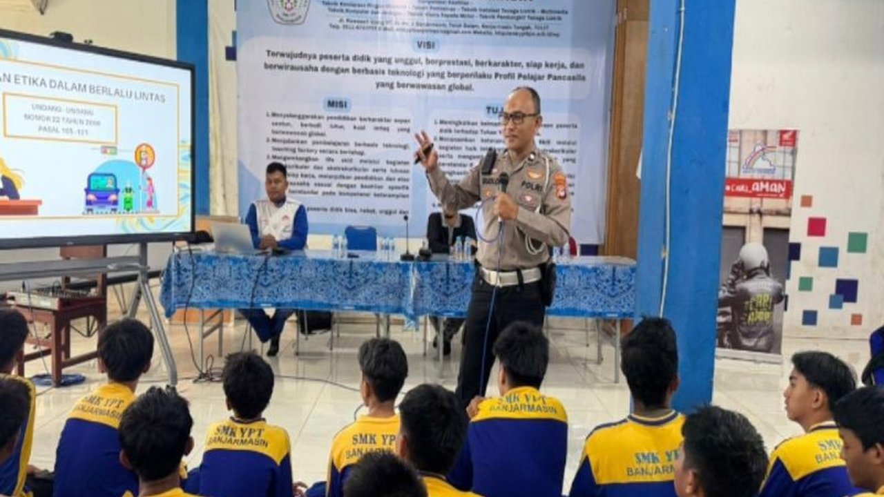 Satlantas Polresta Banjarmasin kembali menggelar program Police Goes to School untuk menggalakkan edukasi keselamatan lalu lintas di kalangan pelajar, menanamkan kesadaran tertib berlalu lintas sejak dini.