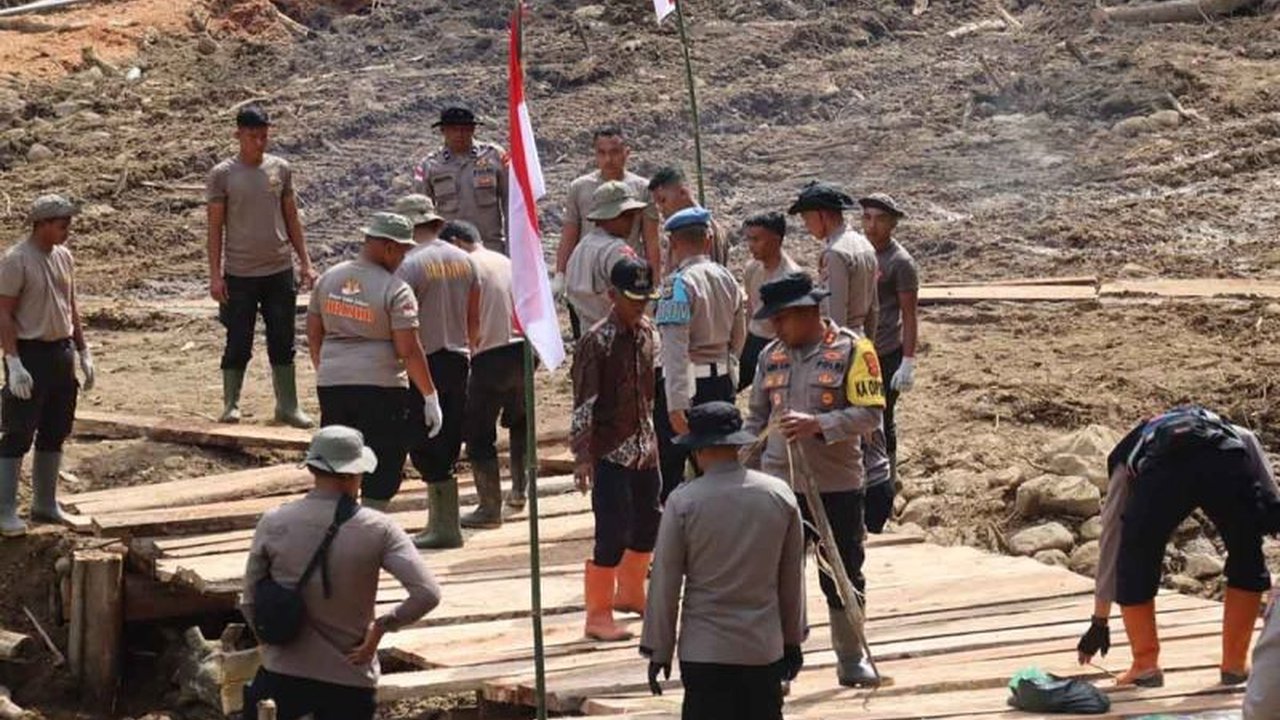 Tim gabungan Polri membangun Jembatan Darurat Bener Meriah di Kampung Setie untuk memulihkan akses vital warga terdampak bencana, memastikan aktivitas ekonomi kembali bangkit.