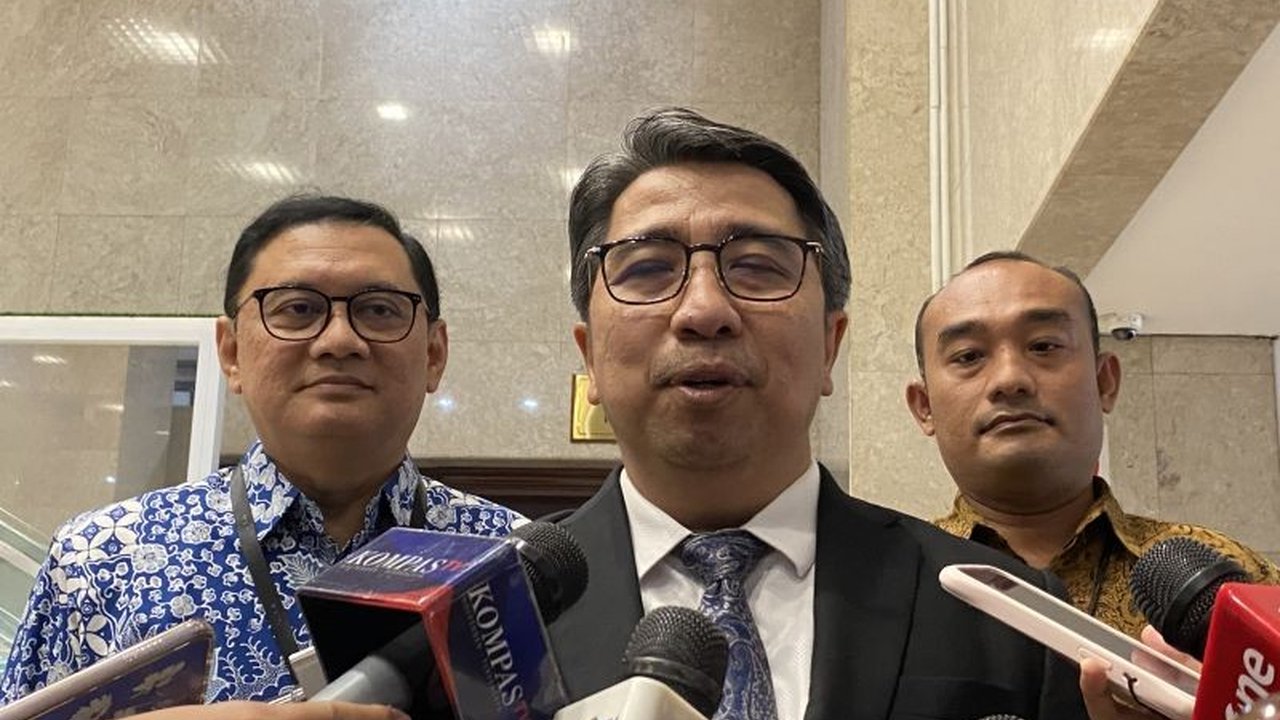Calon Deputi Gubernur BI, Solikin M. Juhro, berkomitmen atasi kendala permintaan kredit perbankan melalui program 'Pinisi' untuk mendorong penyerapan likuiditas ke sektor riil. Simak strateginya!