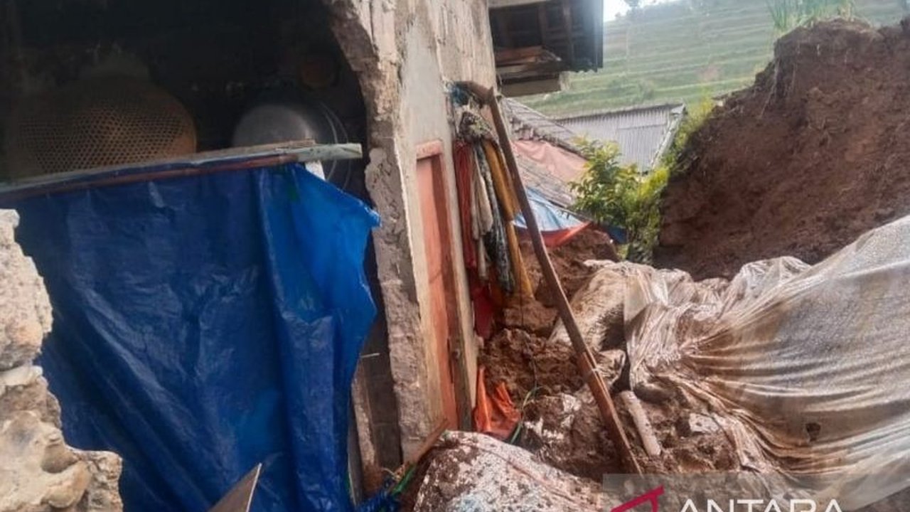 Bencana Longsor Cianjur menerjang Kampung Gunung Batu, Desa Sindangjaya, Kecamatan Cipanas, mengakibatkan satu rumah rusak berat dan mengancam puluhan lainnya setelah hujan deras melanda.
