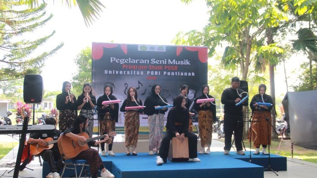 Ratusan mahasiswa PGSD Universitas PGRI Pontianak unjuk Kreativitas Seni Mahasiswa PGSD lewat pagelaran musik spektakuler. Simak bagaimana mereka memadukan teori dan praktik dalam unjuk kebolehan ini sebagai puncak pembelajaran mata kuliah Seni Musik.