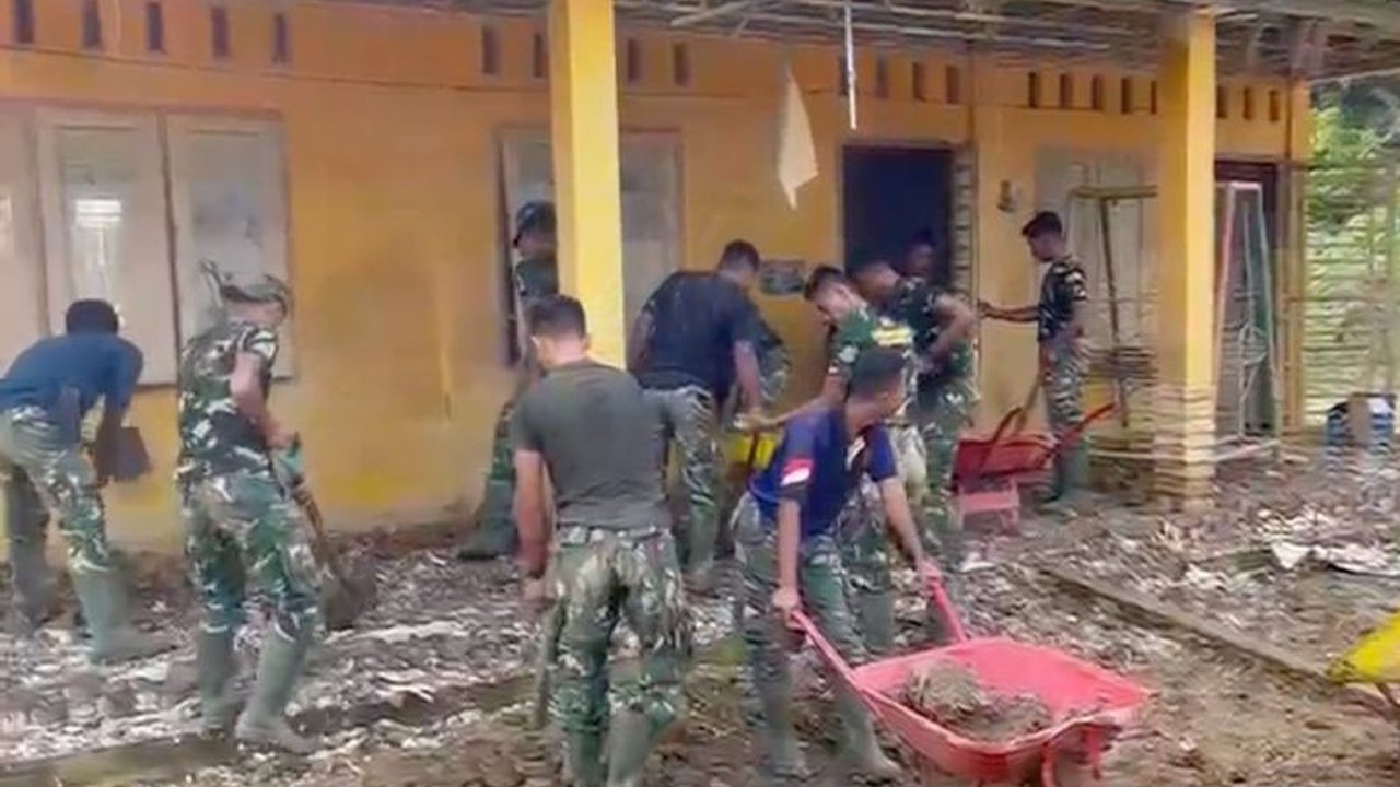 Upaya pemulihan Aceh pasca banjir terus dipercepat, fokus pada pembersihan fasilitas umum seperti sekolah dan masjid untuk menunjang aktivitas masyarakat.