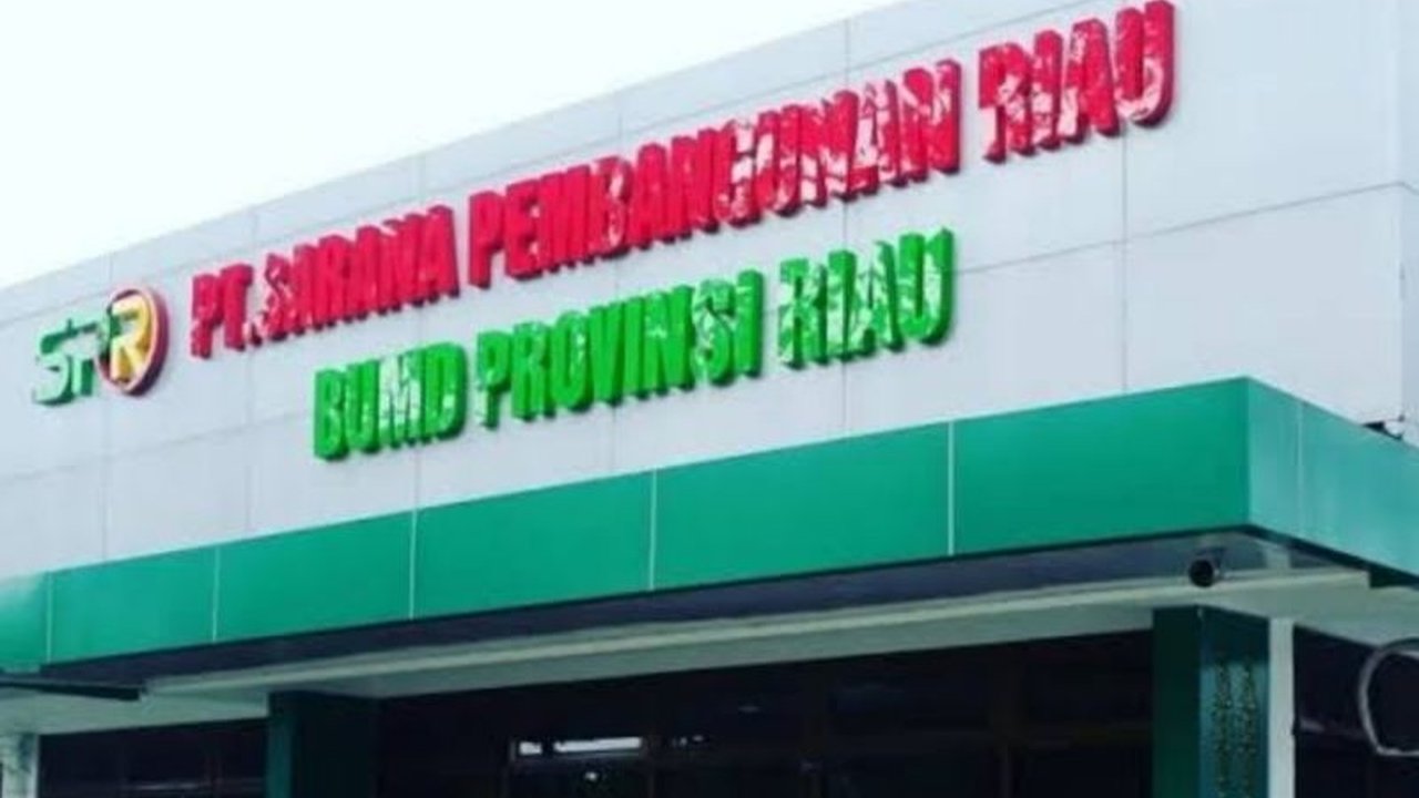 Rapat Umum Pemegang Saham Luar Biasa (RUPS-LB) BUMD Riau PT SPR di Pekanbaru diwarnai kericuhan setelah Direktur Utama Ida Yulita Susanti menolak pemberhentiannya, menimbulkan ketegangan di tubuh perusahaan daerah.
