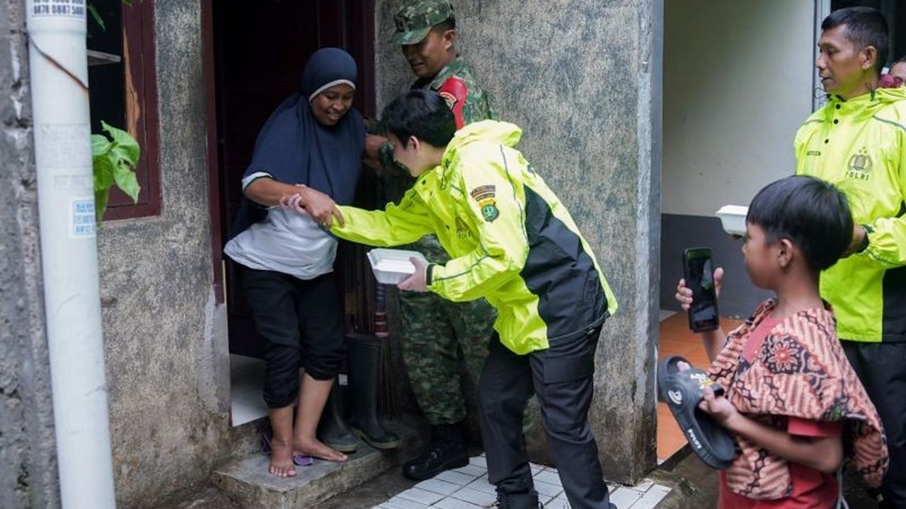 Polsek Pesanggrahan bergerak cepat menyalurkan bantuan kepada ribuan warga terdampak banjir di Pesanggrahan, Jakarta Selatan. Simak detail upaya penanganan dan kondisi terkini di lokasi.